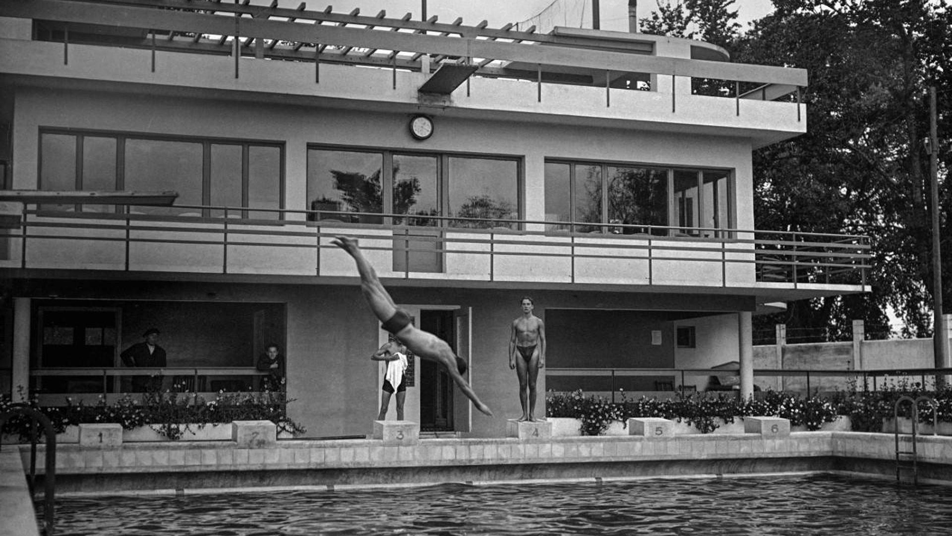 Bañista disfrutan de la piscina del Club Larraina