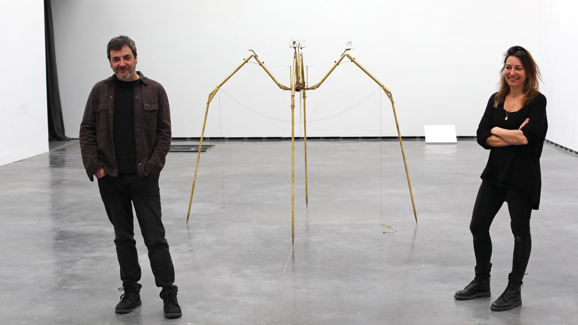 Xabier Erkizia y Charlotte Charbonell este viernes en el Centro Huarte. Junto a ellos la máquina ‘Aura Lodi’.