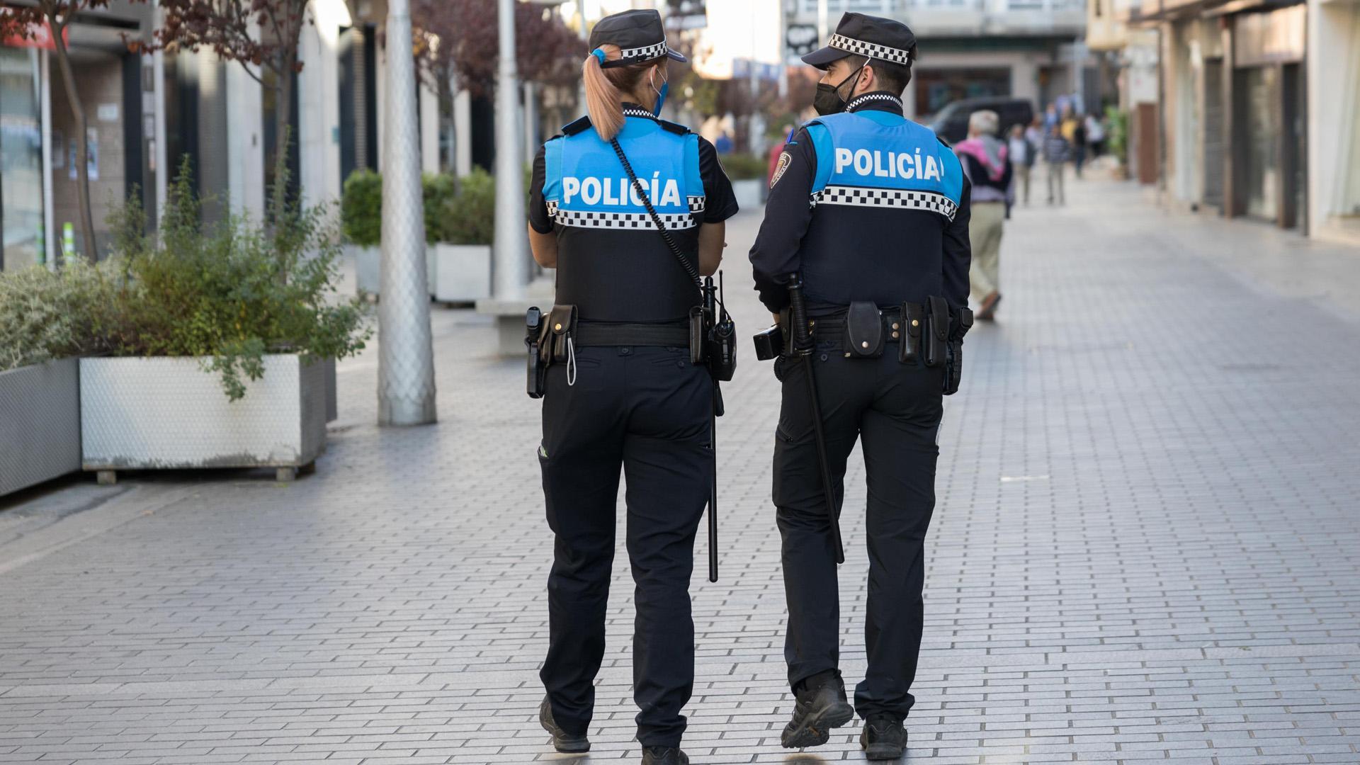 Dos agentes patrullan por la calle Gaztambide-Carrera de Tudela