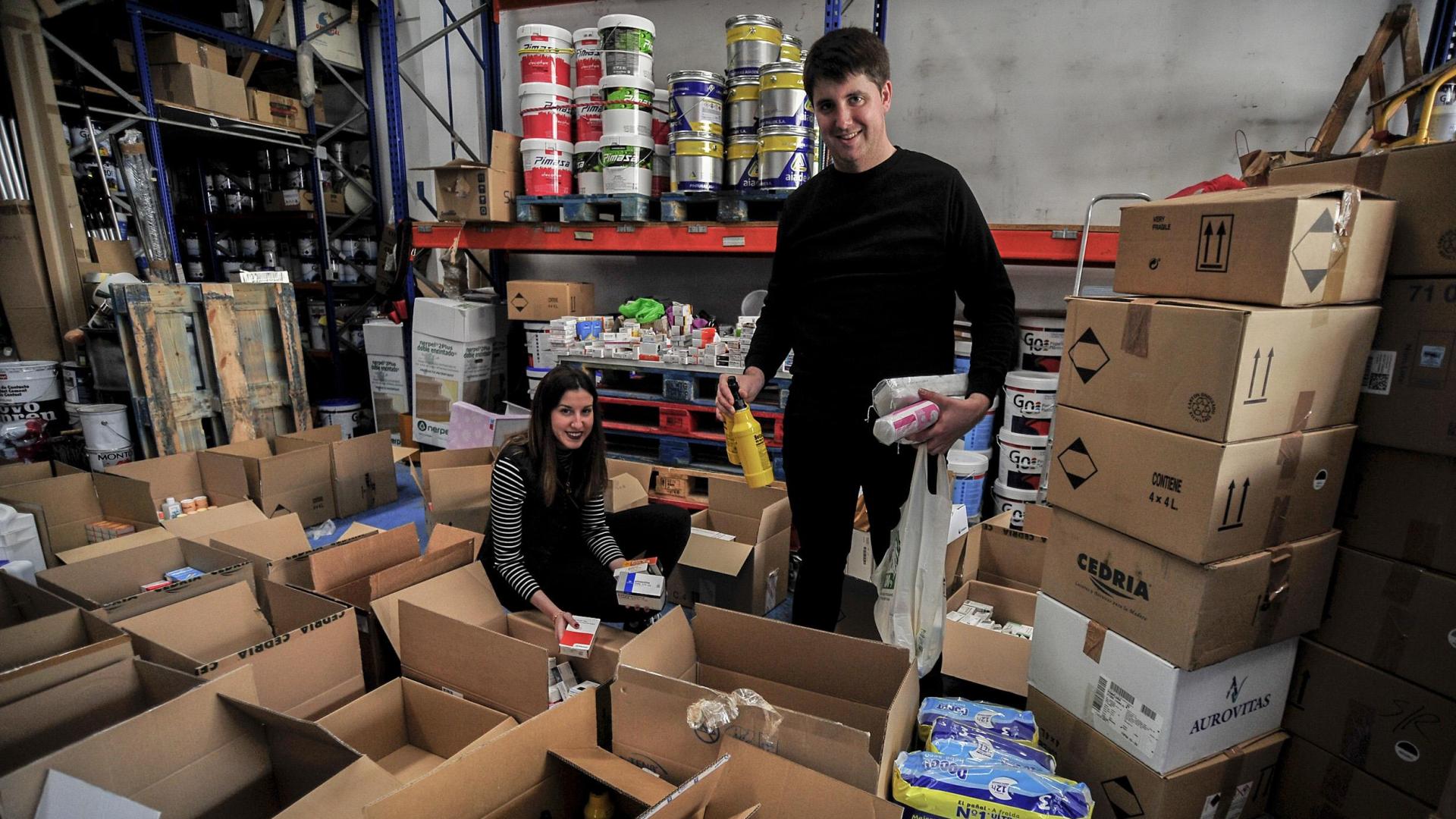 Javier Arbona y Laura Pina terminan de empaquetar todos los productos que se han donado