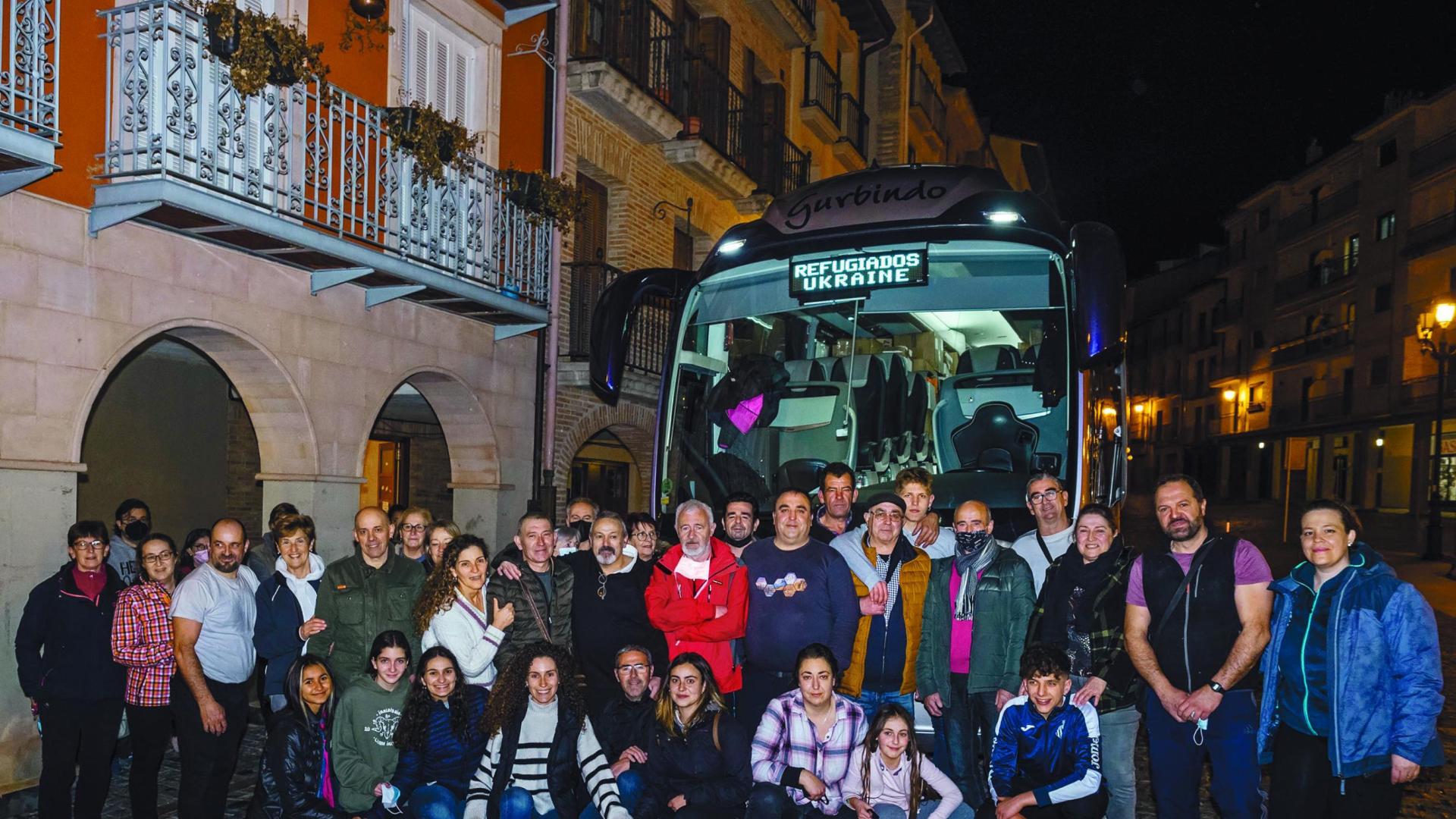 Antes de subir al autobús, los integrantes de la expedición posaron en la plaza de Santiago con sus familias y con las personas que les han ayudado en la iniciativa