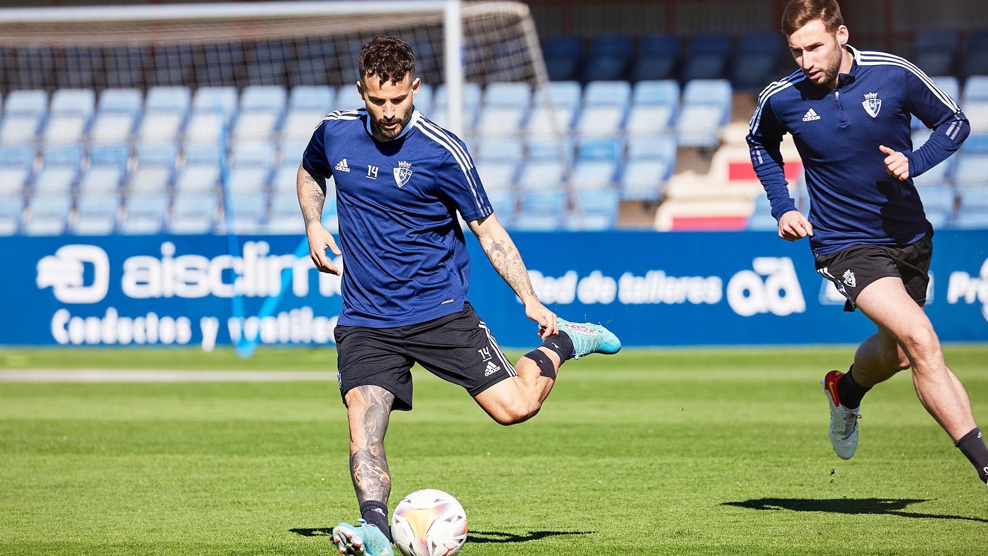 Rubén García busca un desplazamiento en largo en presencia de Jon Moncayola durante el entrenamiento de este sábado en Tajonar