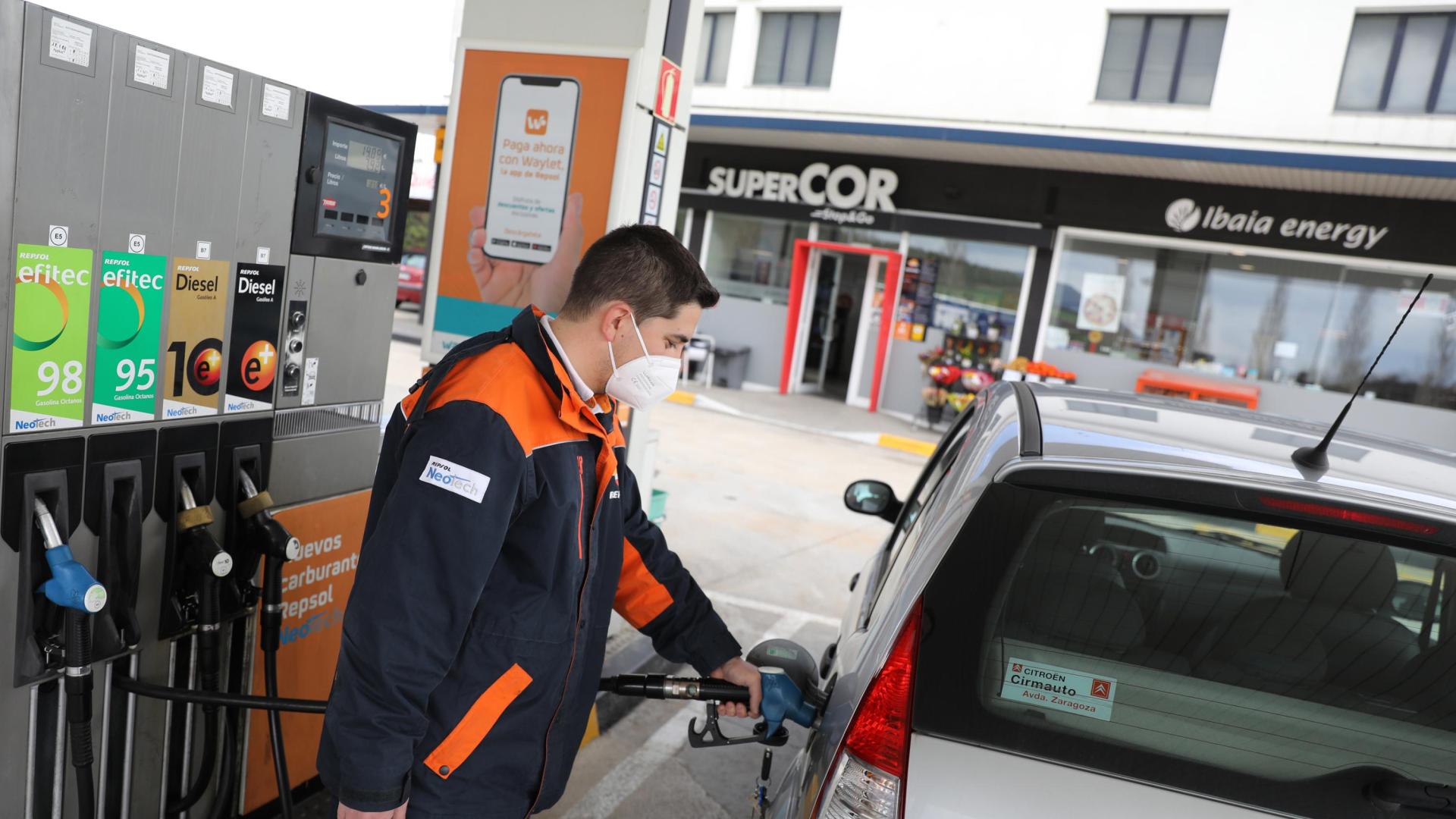 Iván Sánchez Borge ayuda a repostar un turismo en la estación de servicio de Repsol de Olaz donde trabaja