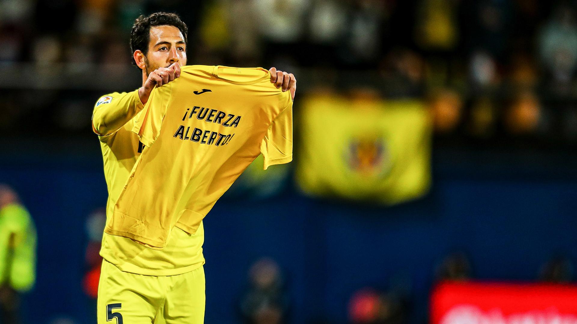 Dani Parejo celebra el tanto con una camiseta de ánimos a su compañero Alberto Moreno, lesionado en El Sadar