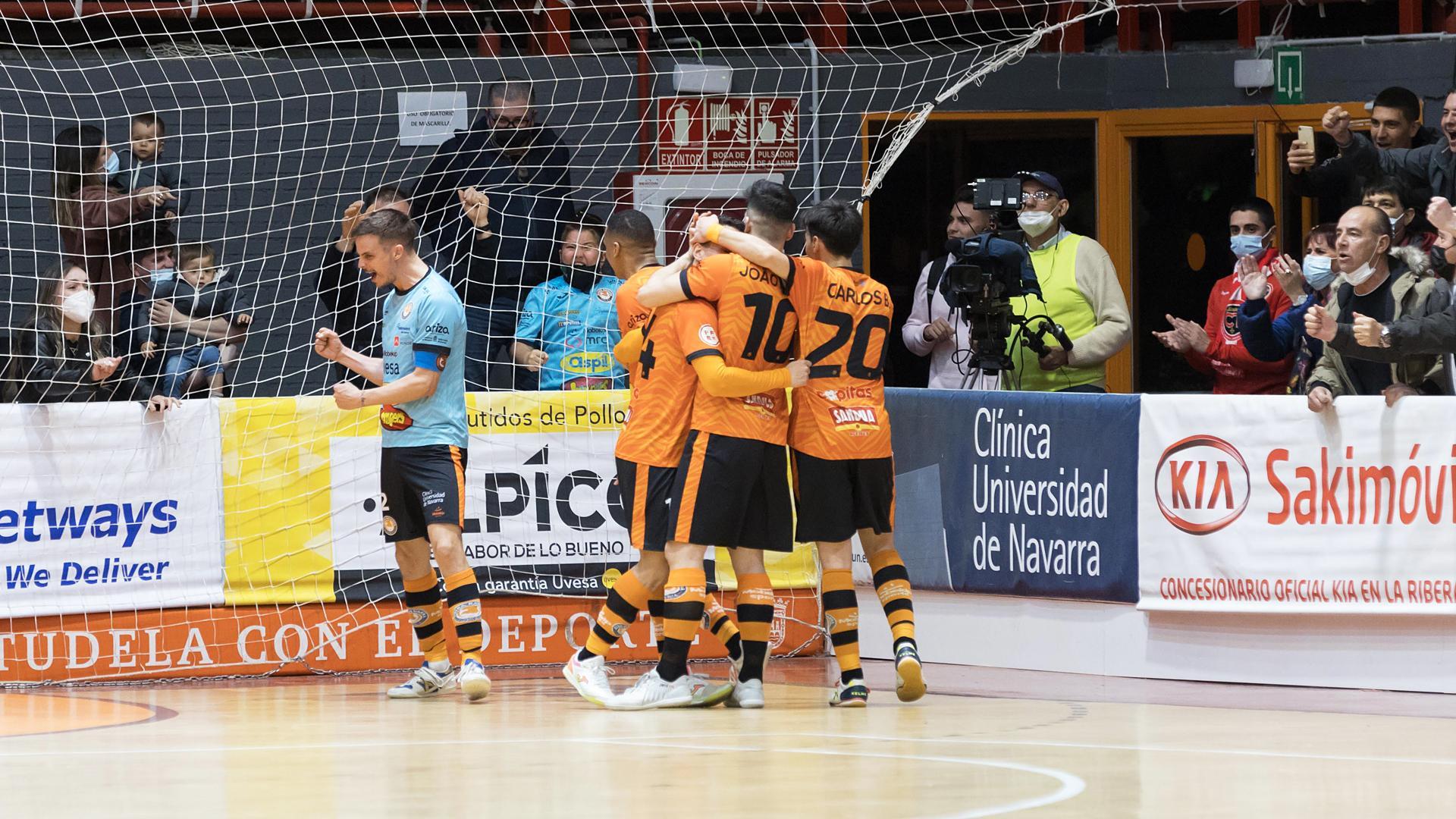 Alegría entre los jugadores de Aspil Ribera tras lograr el empate contra el Jimbee Cartagena