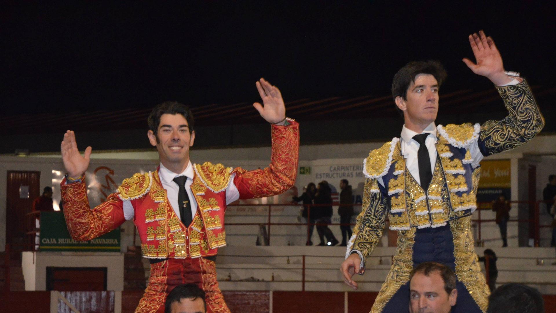 Mario Sotos (izquierda) y Esaú Fernández salen a hombros tras la muerte del sobrero de regalo