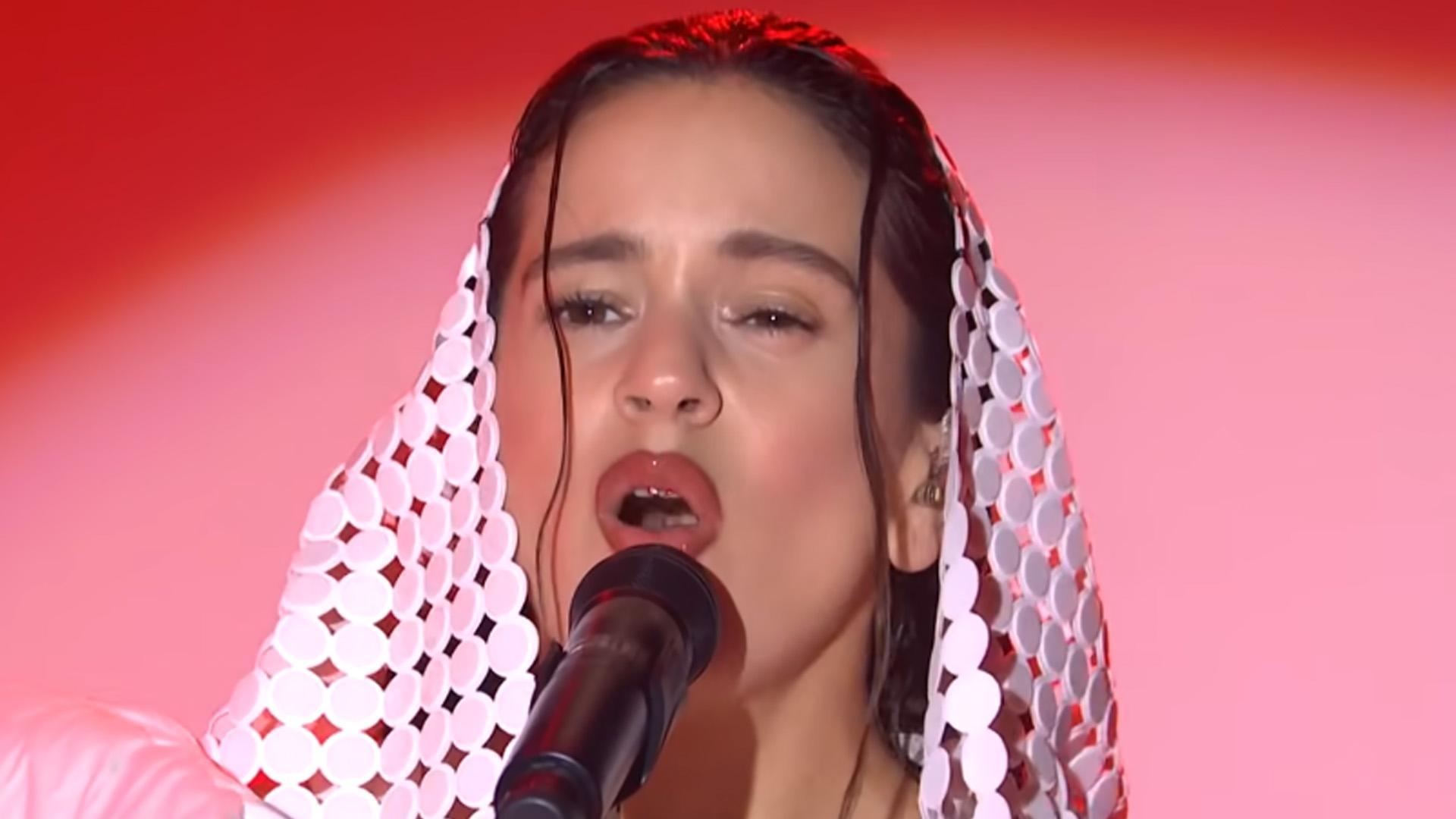Rosalía, durante la interpretación de 'La Fama' en 'Saturday Light Live'