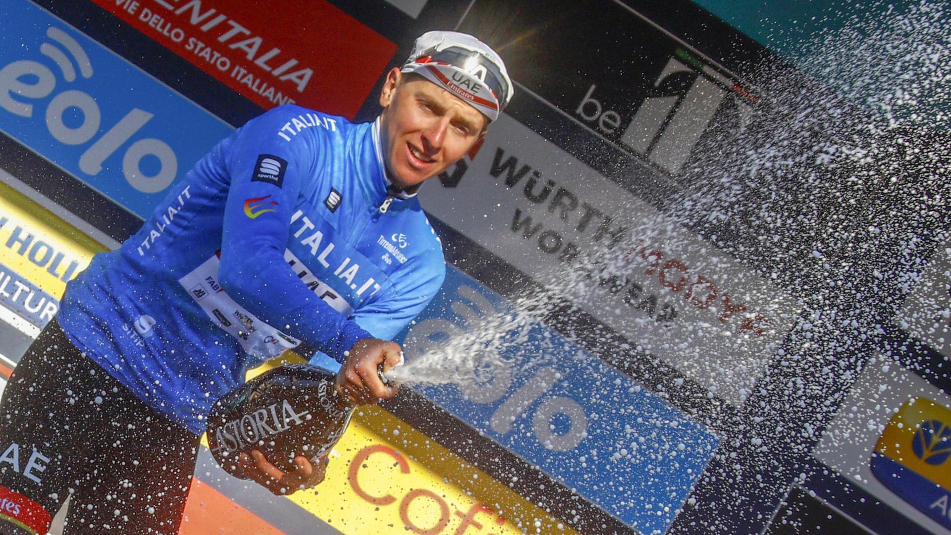 Tadej Pogacar celebra su triunfo en la Tirreno-Adriático