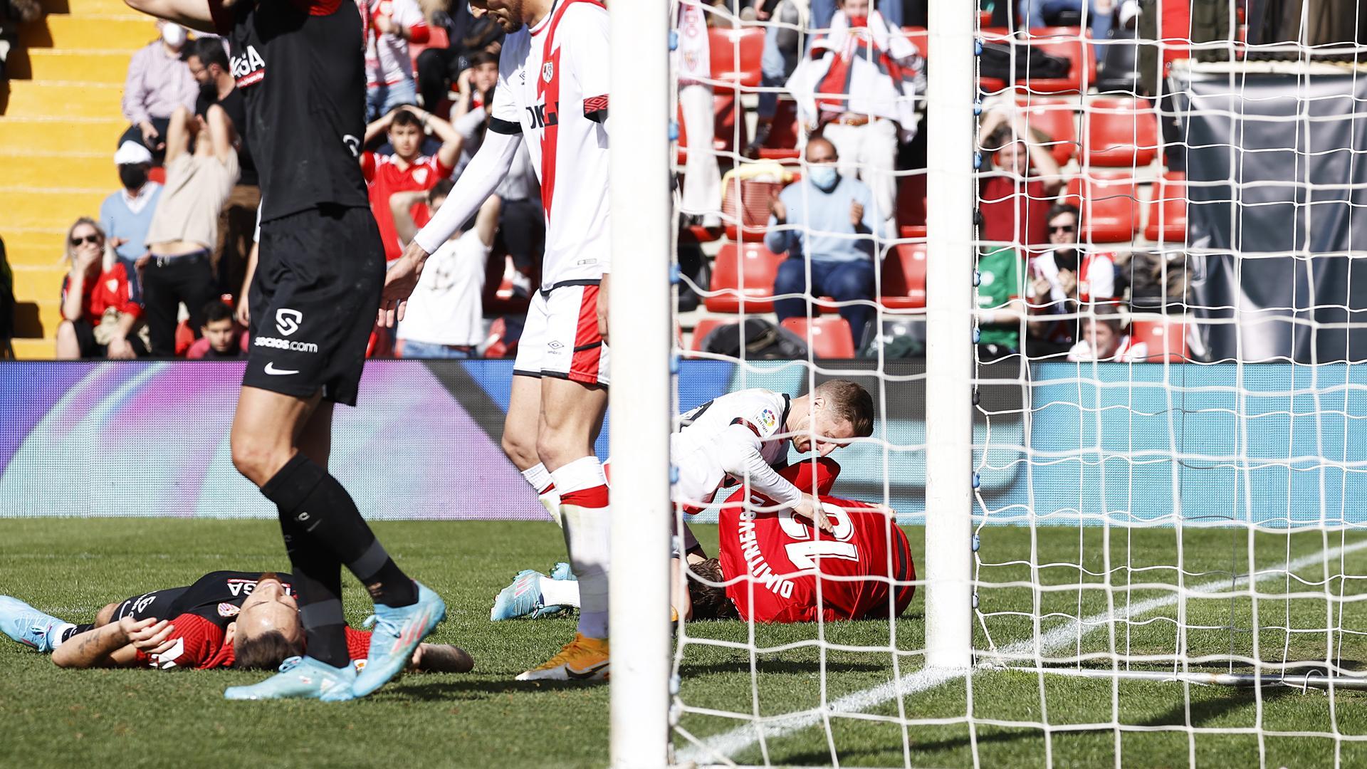 Baillú felicita a su meta, Stole Dimitrievski, tras desbaratar una ocasión sevillista en el tramo final del encuentro