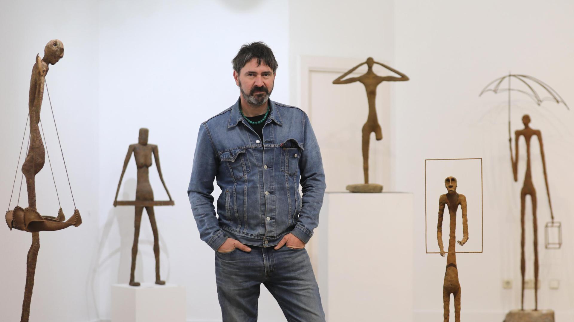 Alberto Aldaba, junto a parte de las esculturas que ha creado en los dos últimos años y forman parte de la exposición Óxido