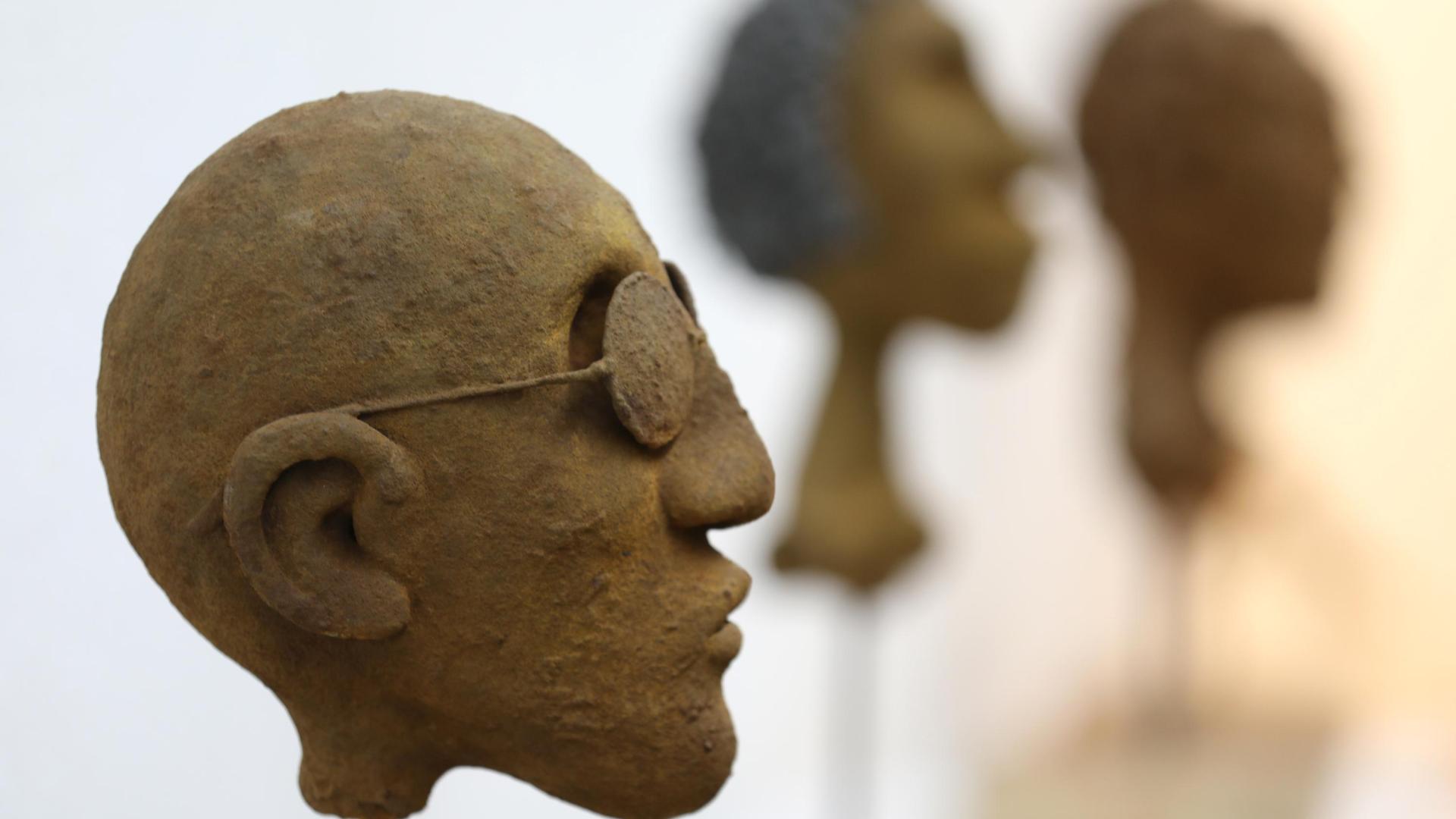 Una de las cabezas de barro y óxido de la muestra