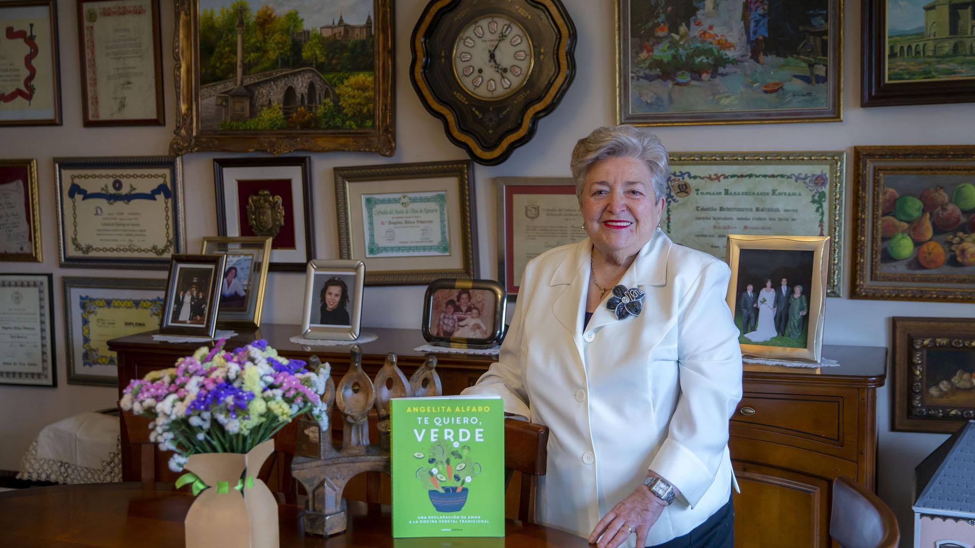 Angelita Alfaro con el libro nuevo y el Premio Navarra de Gastronomía que recibió en 2009