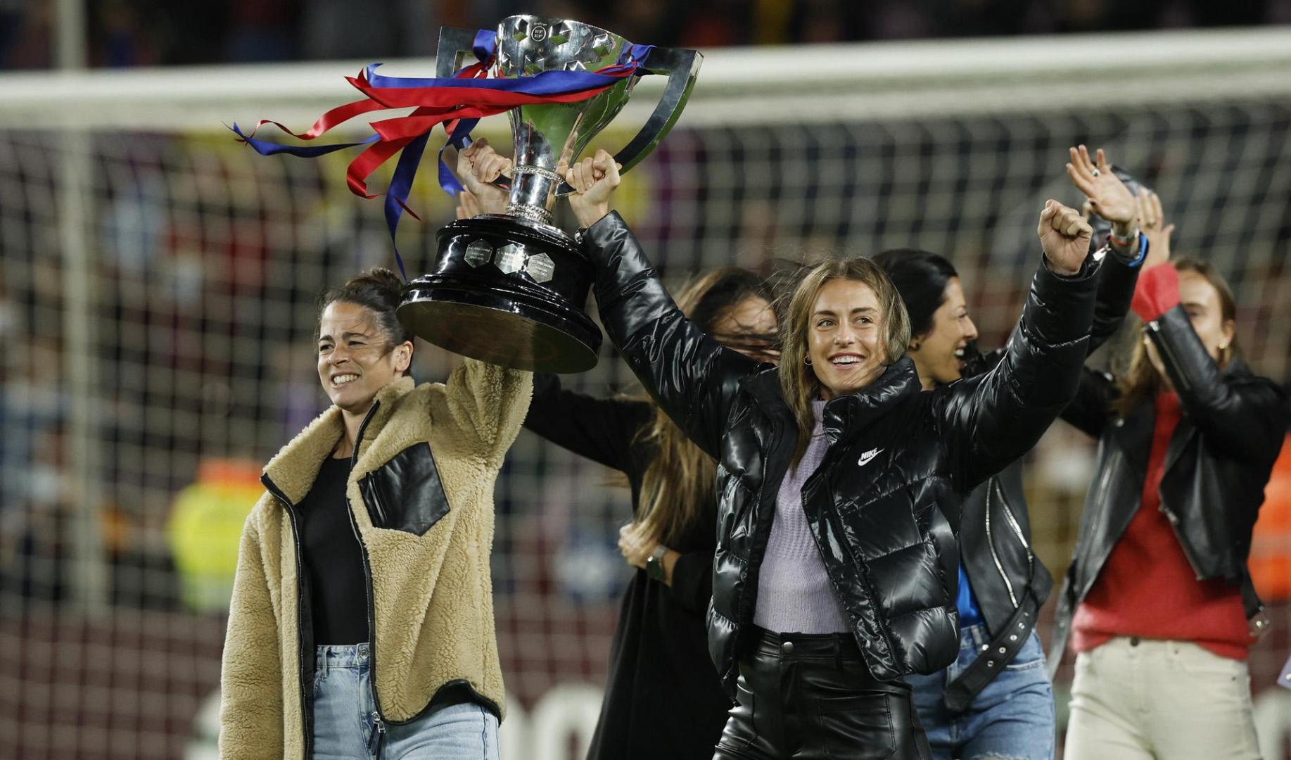 Marta Torrejón y Alexia Putellas, con el trofeo de campeonas de Liga