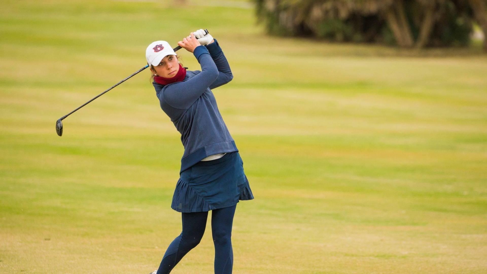 Elena Hualde Zúñiga entrenando en los campos de golf de Gorraiz, donde practica junto a Jesús Mari Legarrea