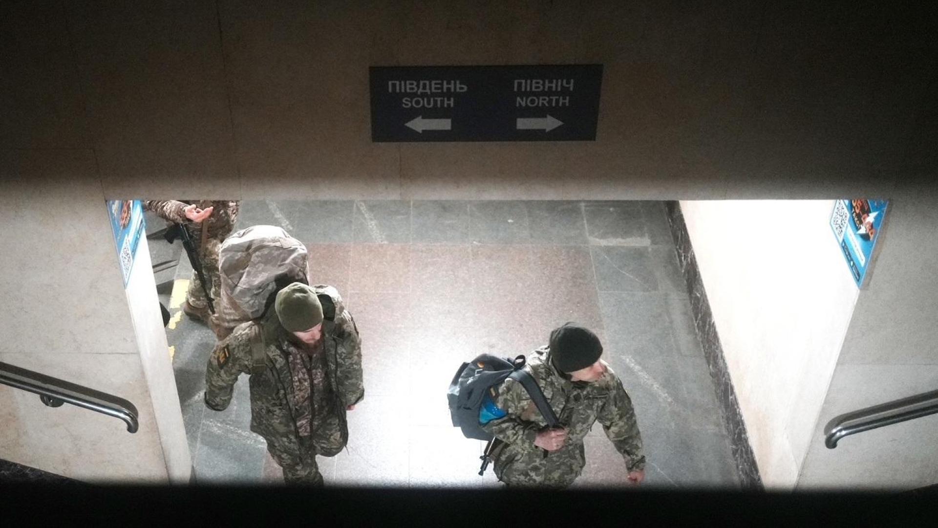 Soldados ucranianos cogen el tren nocturno Kiev-Odessa de 10 horas de duración en la estación de Vinnytsia