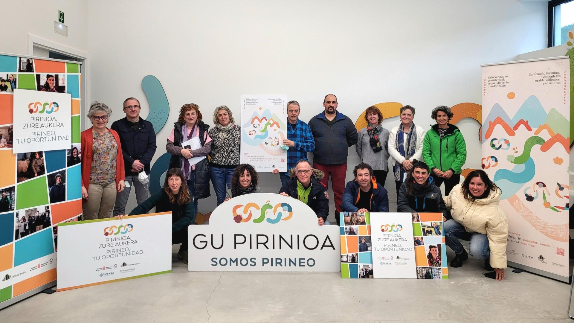 Participantes y promotores de la campaña de comunicación sufragada por el Gobierno foral, durante el acto de presentación de este lunes en Burgui
