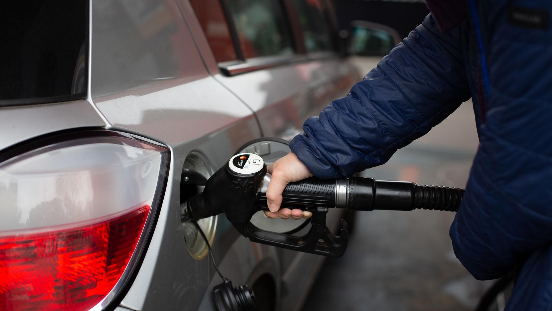 Un hombre reposta gasolina en una gasolinera