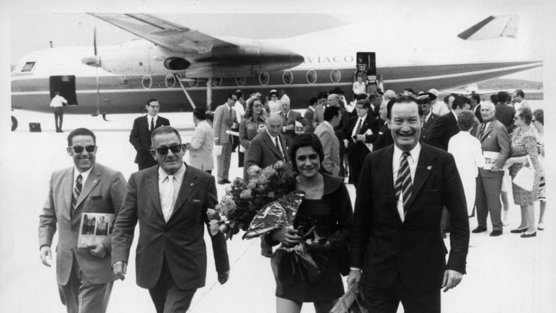 En el centro, Julia Gurumeta, madrina del primer vuelo regular al aeropuerto de Noáin.