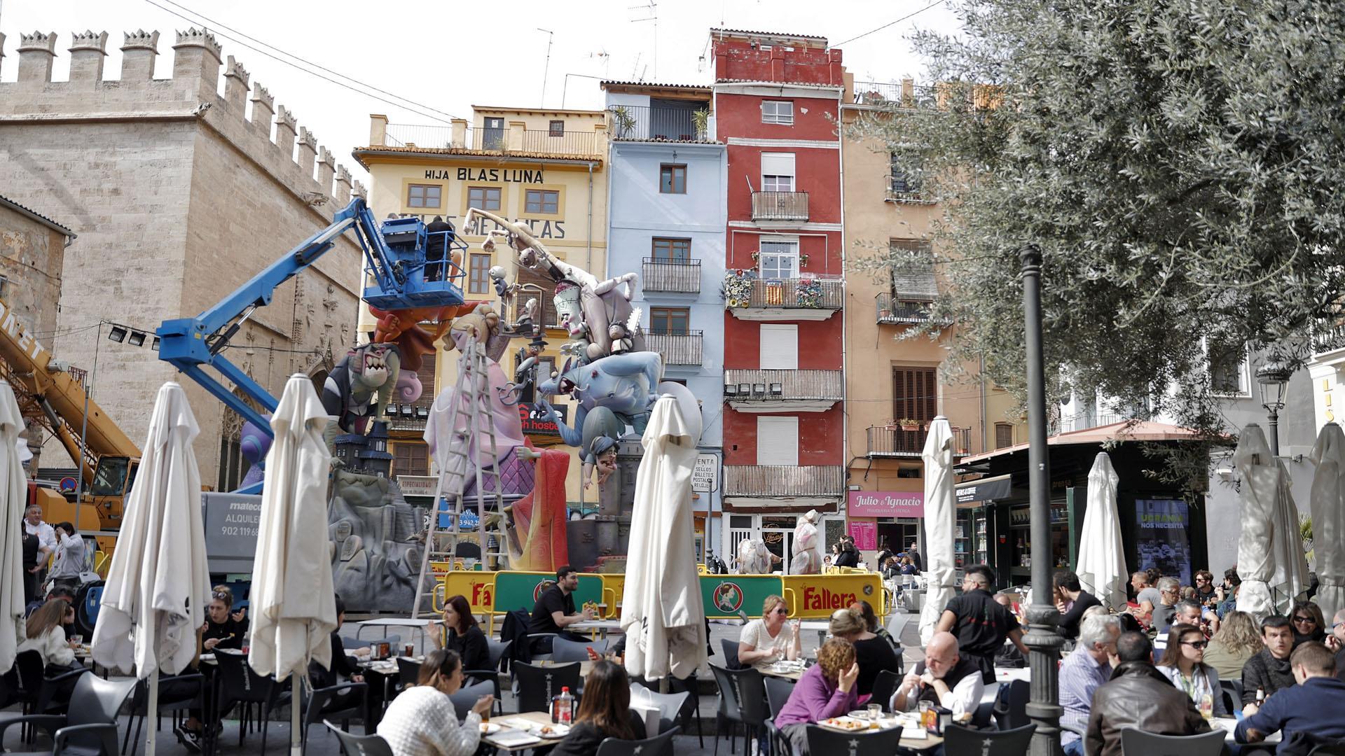 Varias personas en una terraza en Valencia, sumergida en Las Fallas