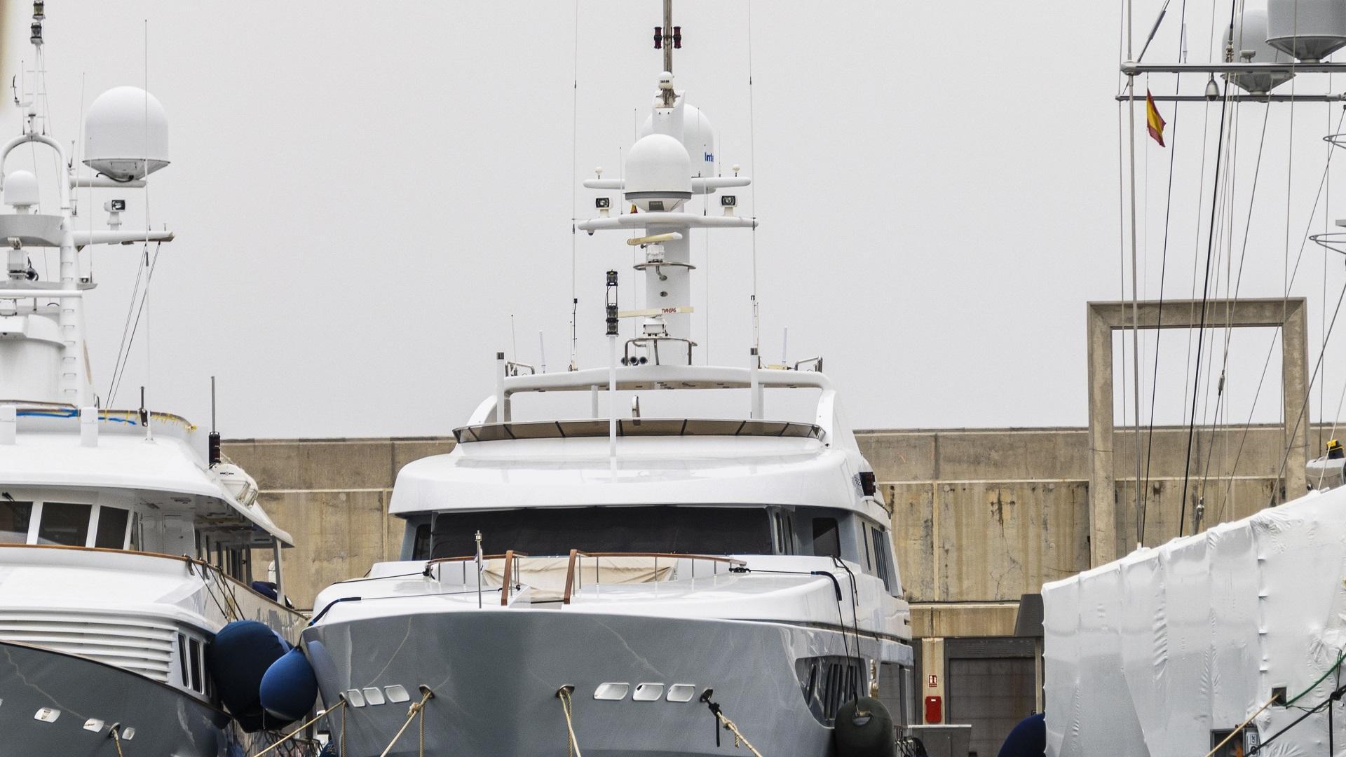 Vista del yate Lady Anastasia, cuya propiedad se atribuye al fabricante de armas ruso Alexander Mijeev, que permanece desde la medianoche del lunes al martes retenido en Port Adriano (Mallorca)