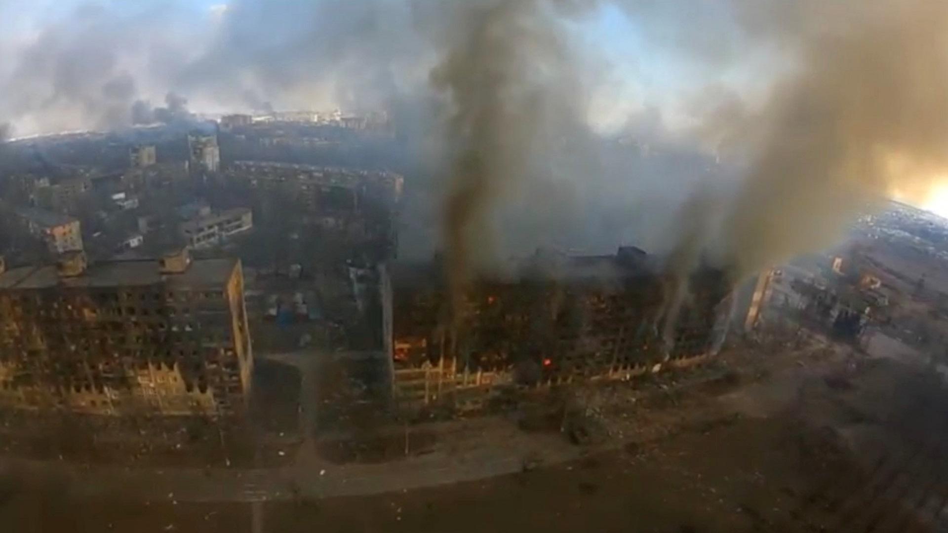 Imagen tomado por un dron del bombardeo de un edificio de viviendas en la ciudad ucraniana de Mariupol