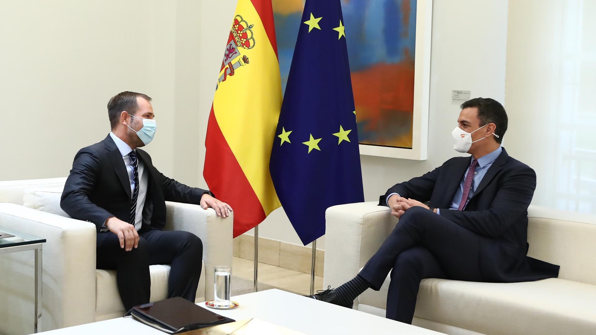 El vicepresidente de Meta, Javier Olivá, y el presidente del Gobierno, Pedro Sánchez, durante la reunión celebrada este martes para analizar posibles inversiones en España de la empresa