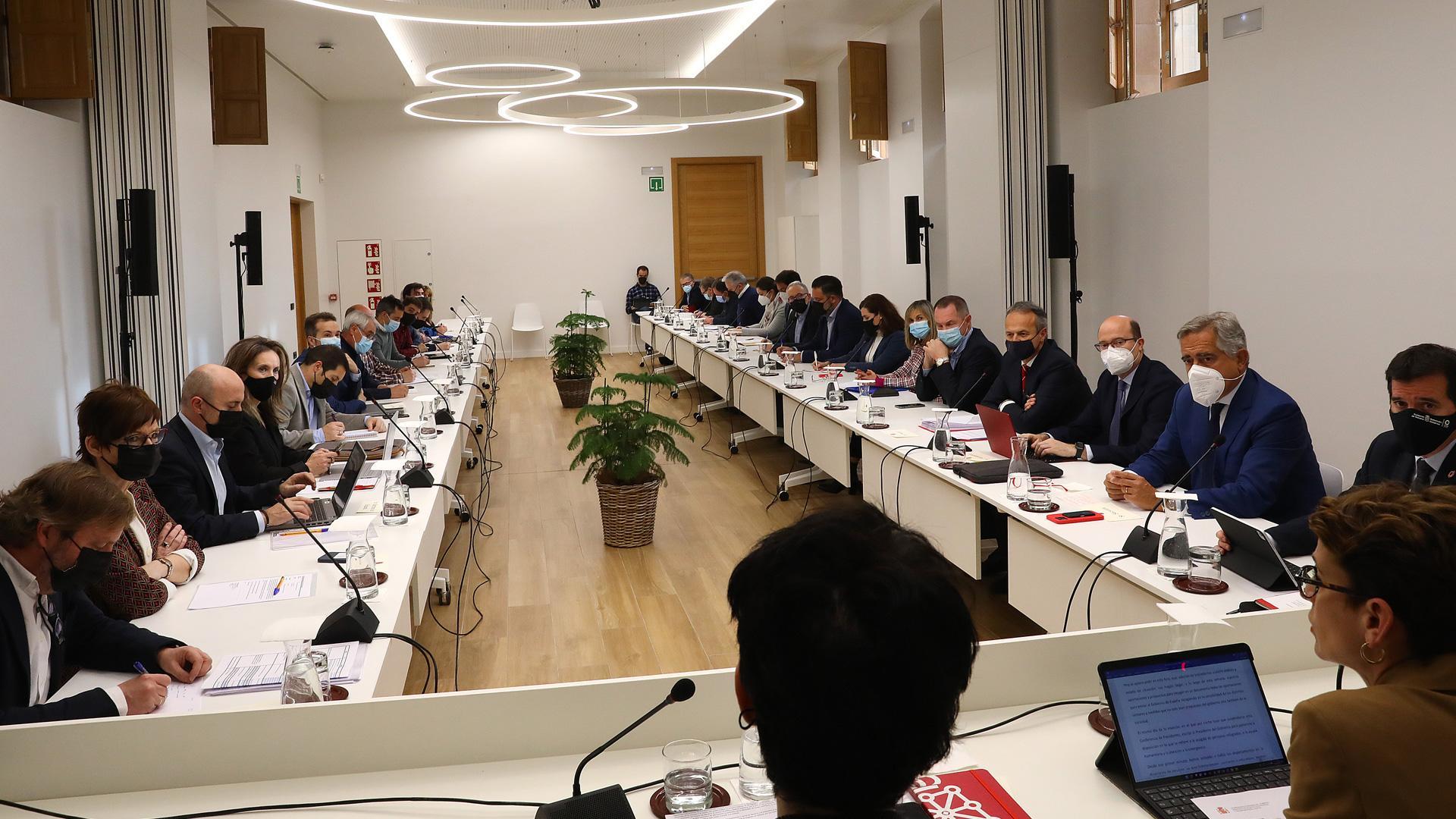 La presidenta dirige unas palabras a los asistentes a la reunión extraordinaria del Consejo                                              Económico y Social, ayer, en una sala del Palacio de Navarra