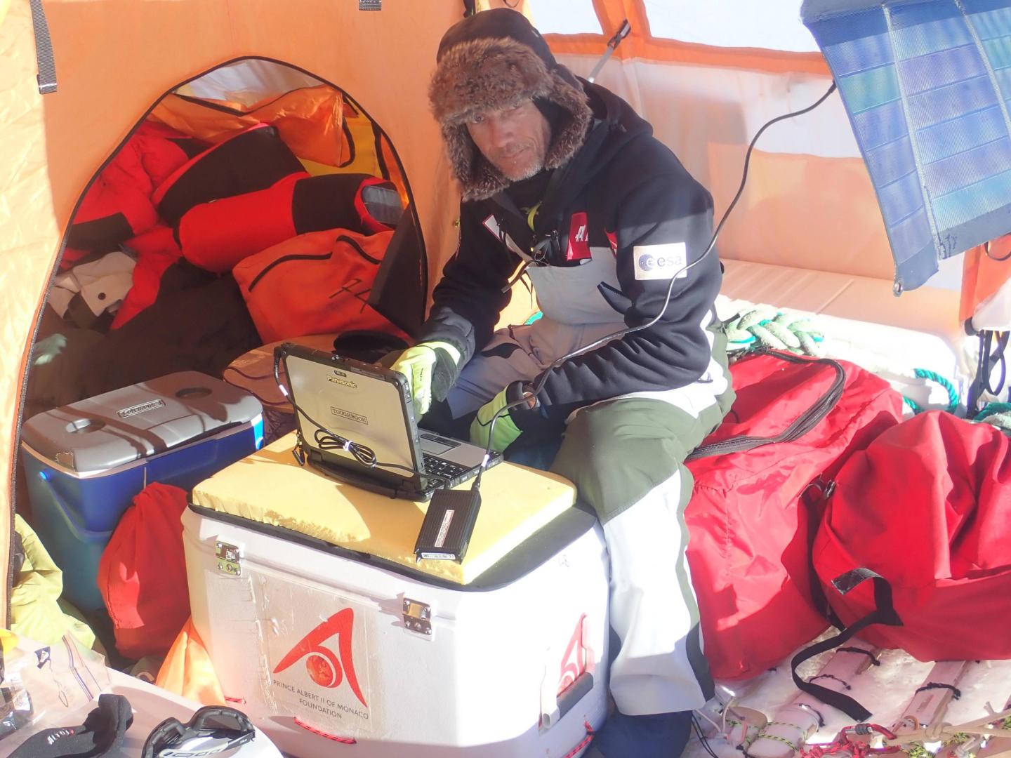 Oficialdegui, procesando datos en el ‘Trineo del Viento’ en su expedición de 2018-19 hacia el Dome Fuji