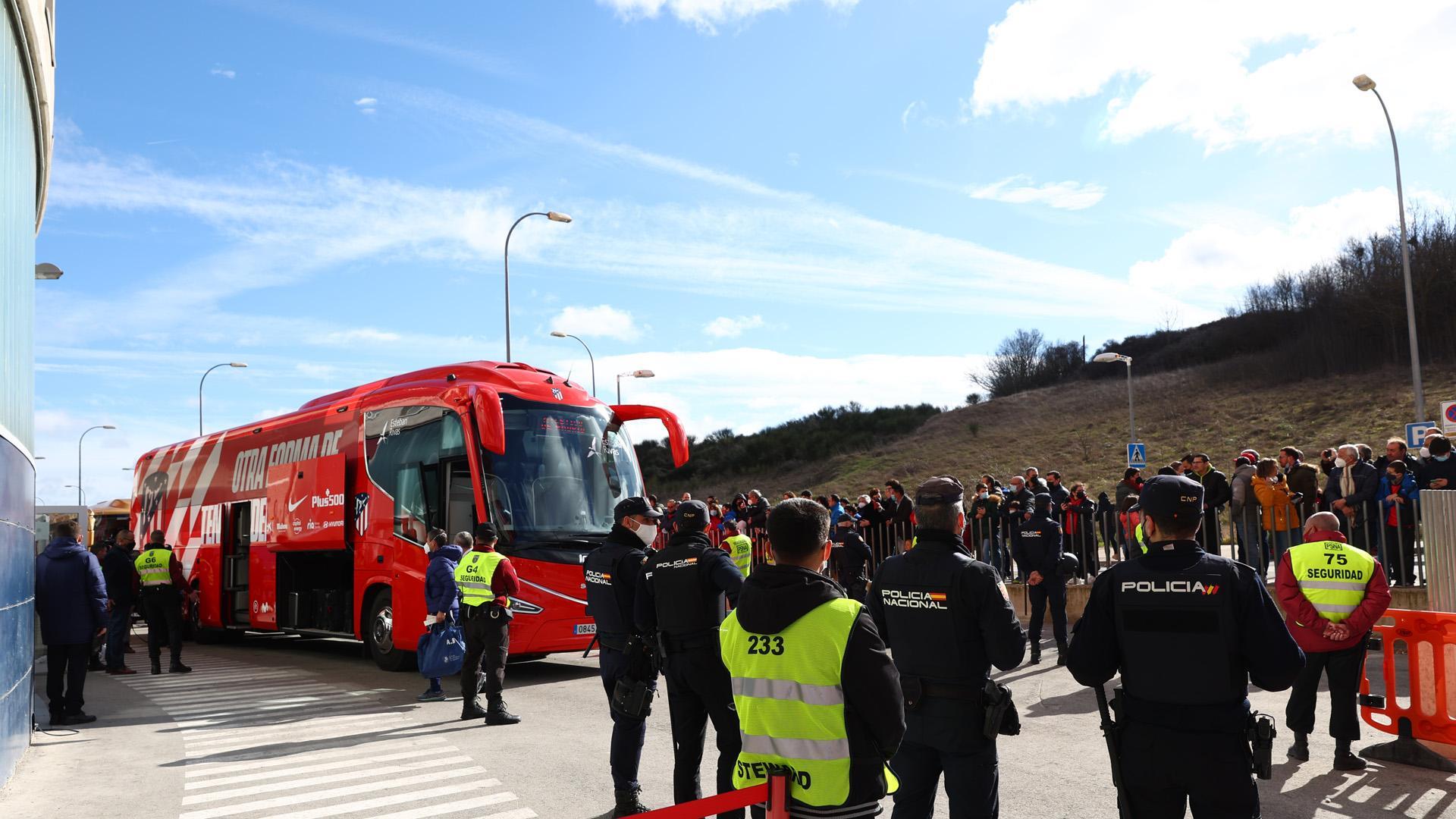 El autobús del Atlético de Madrid, a su llegada hace un mes a El Sadar