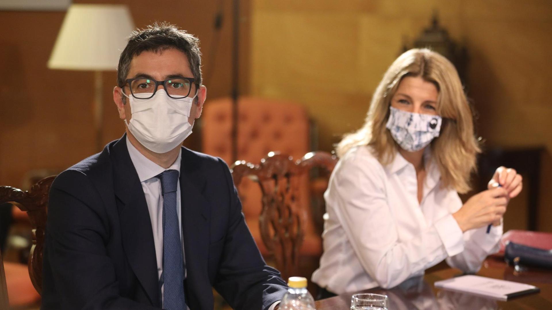 El ministro de la Presidencia, Félix Bolaños, y la vicepresidenta segunda y ministra de Trabajo, Yolanda Díaz, durante una reunión con representantes del Grupo Parlamentario Popular, en el Congreso de los Diputados