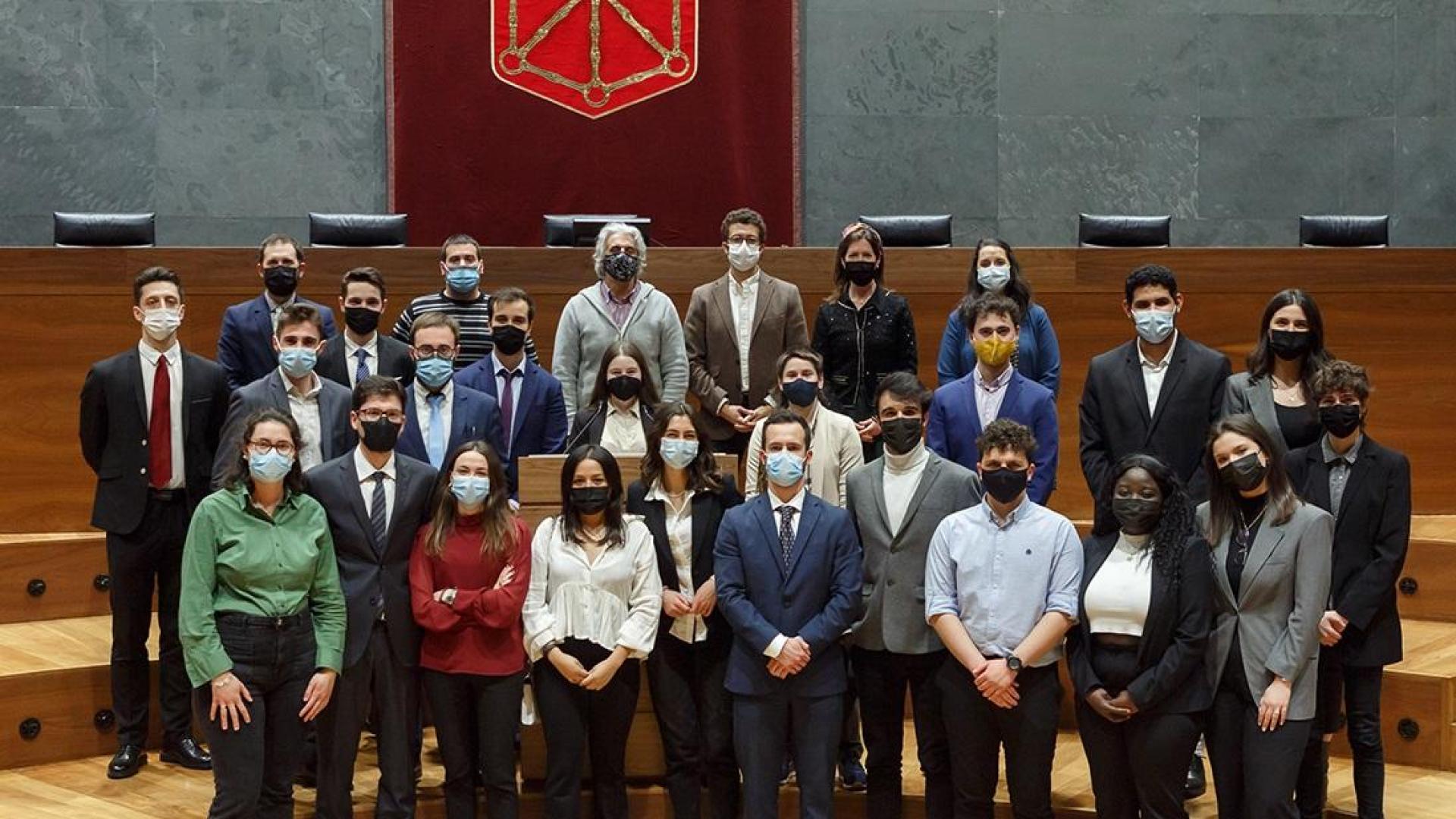 Ganadores, jurado y participantes en la XXI Liga de Debate Universitario de la UPNA, en el Parlamento de Navarra