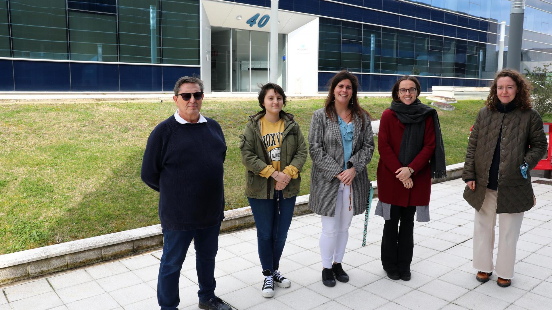 Personas voluntarias de colectivos provida, delante de la clínica Ansoáin