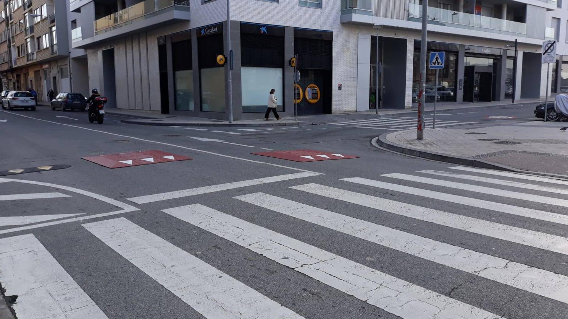 Imagen de la confluencia de las calles Río Queiles y Río Irati con el paso de cebra que se quiere elevar