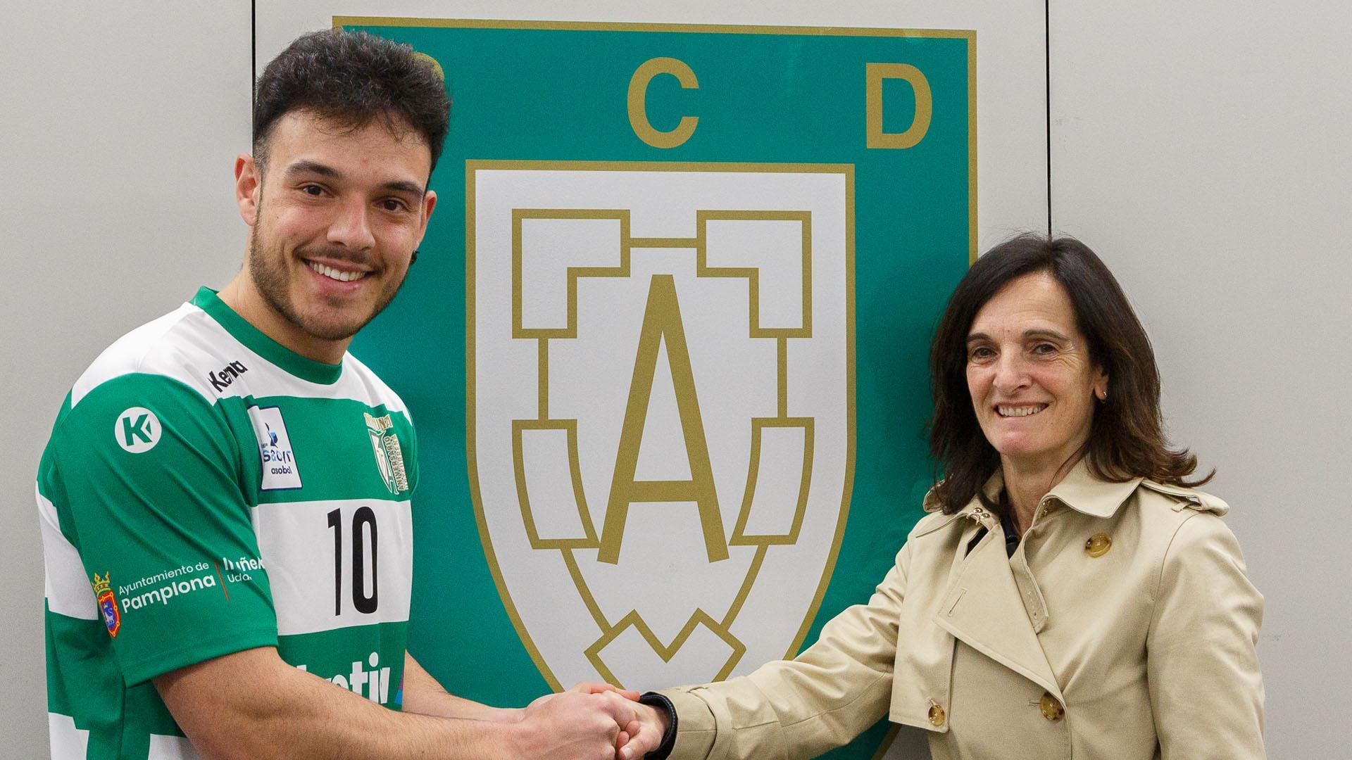 Ander Torriko estrecha la mano de la presidenta de Anaitasuna, Mertxe López