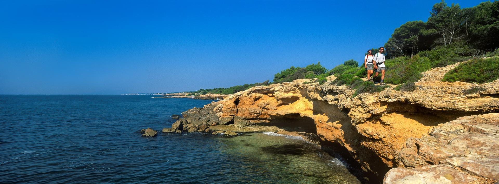 Paseando por el camino de ronda de la GR 92 cerca de L´Ametlla de Mar