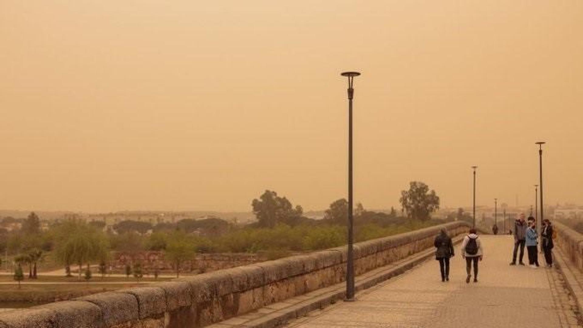 Peatones, en el Puente Romano de Mérida bajo la calima este jueves
AYUNTAMIENTO DE MÉRIDA
16/03/2022