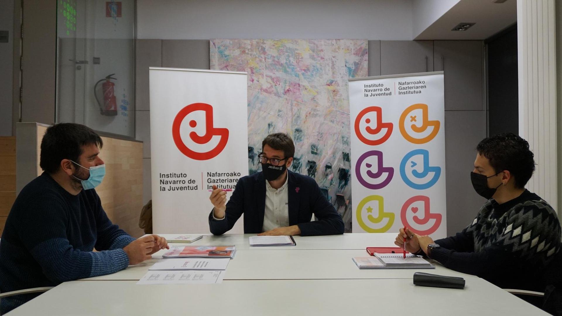 De Izqda. a dcha: Eneko Larrarte, director general de Vivienda; Carlos Amatriain, director gerente del INJ; y Guillermo Bergantinos, presidente del Consejo Navarro de la Juventud