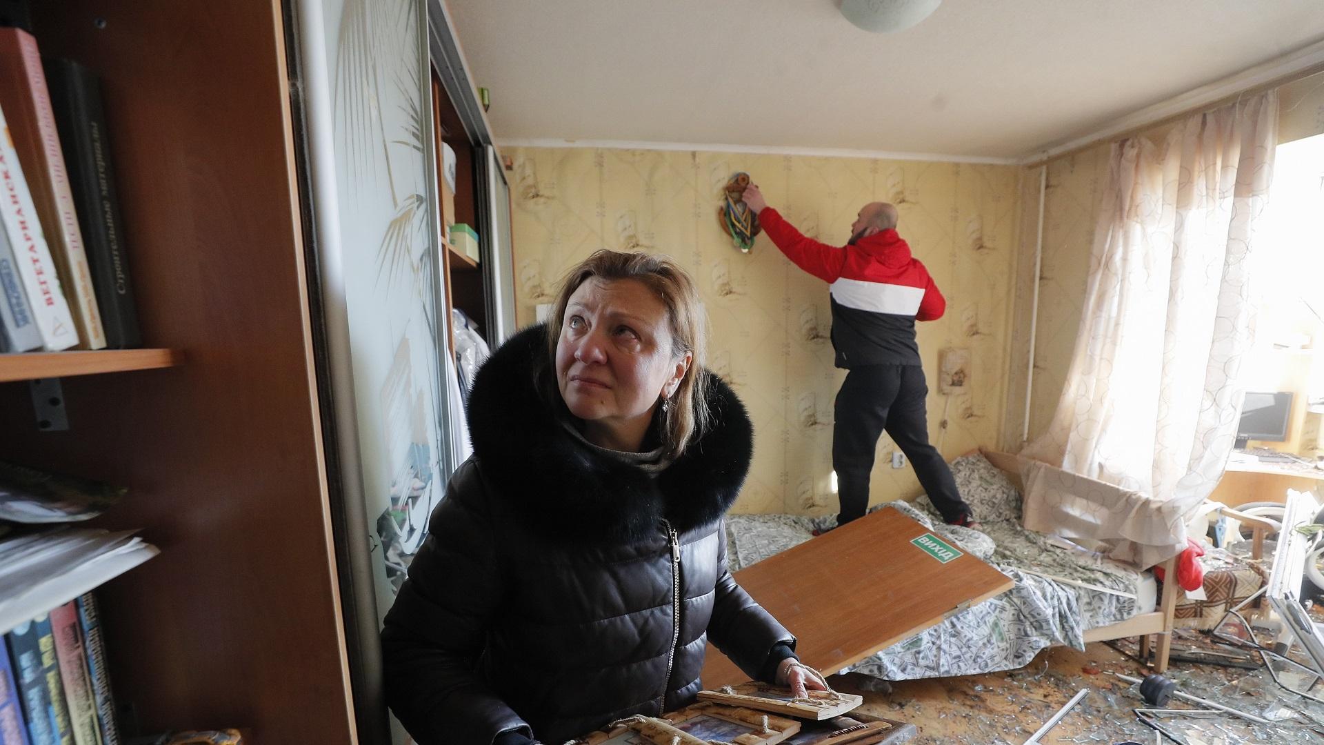 Una mujer recoge pertenencias de un piso afectado por una explosión en Kiev
