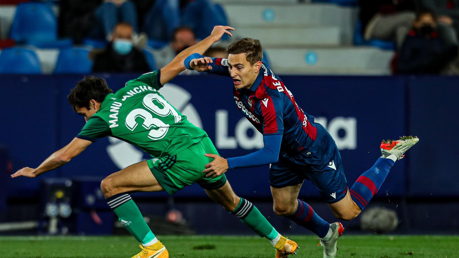 Jorge de Frutos y Manu Sánchez disputan un balón en el partido de ida en Valencia