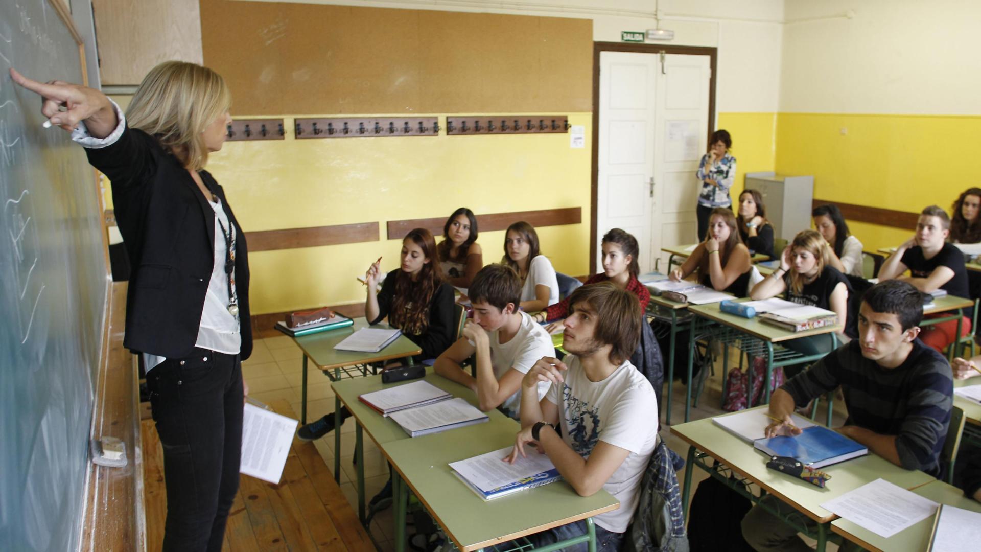 Una profesora imparte clase en el IES Plaza de la Cruz.