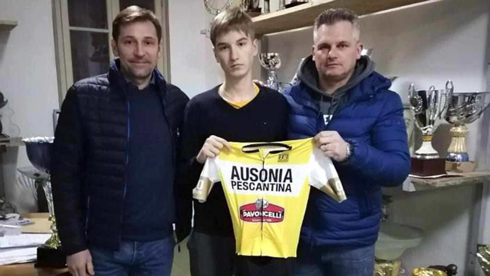 Denis Mencho, junto con su hijo Ivan que ha corrido en un equipo júnior italiano hasta este año.