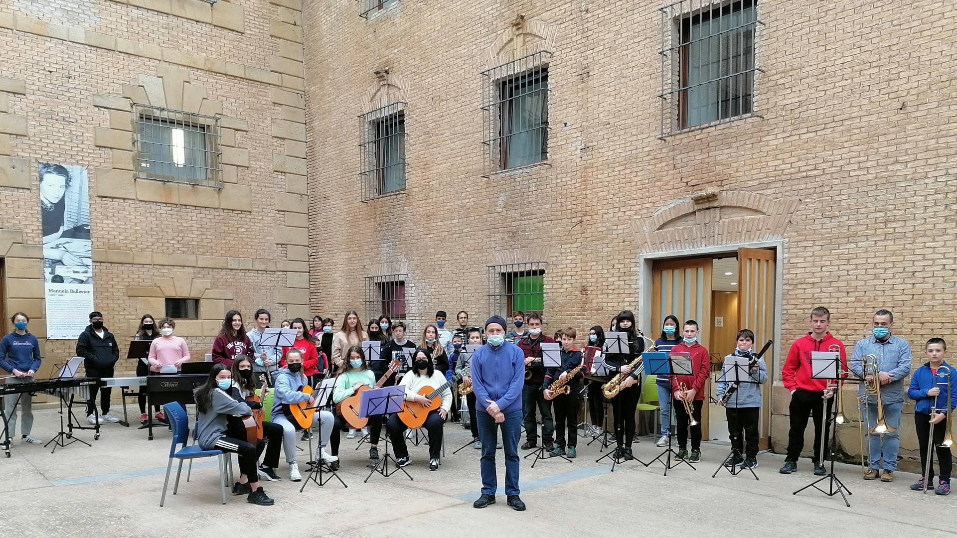 La escuela de música de Estella, durante la interpretación del Himno de la alegría en el patio del centro, en San Benito
