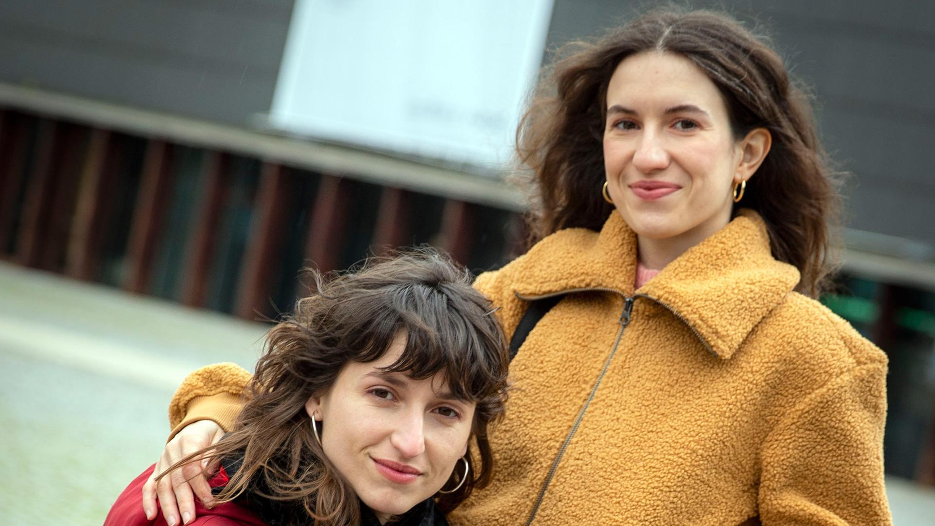 Mirari Echávarri e Irati Gorostidi, fotografiadas ayer en la Plaza de Baluarte