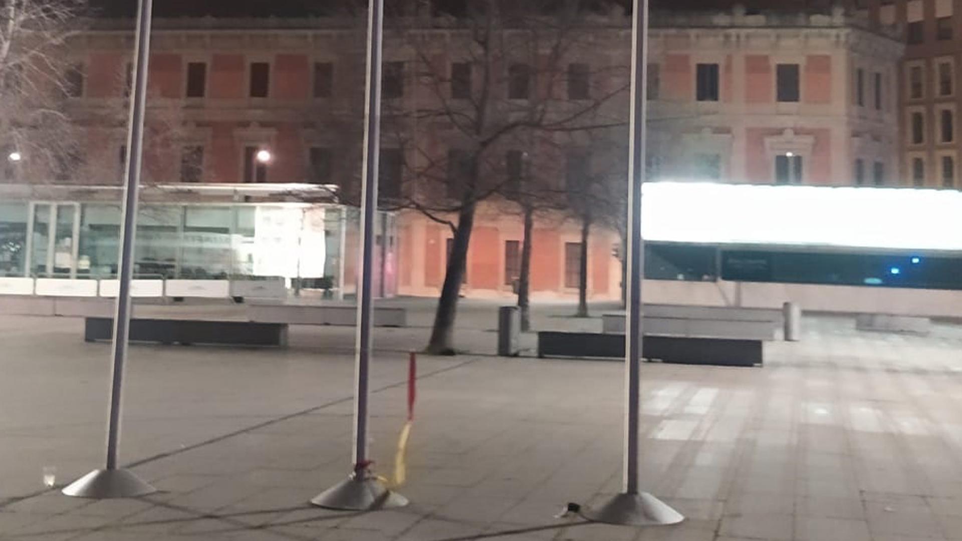 La bandera de España, caída ya de lo alto del mástil