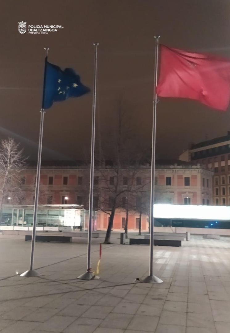 La bandera de España, en el suelo, entre los mástiles con las banderas de Europa y de Navarra
