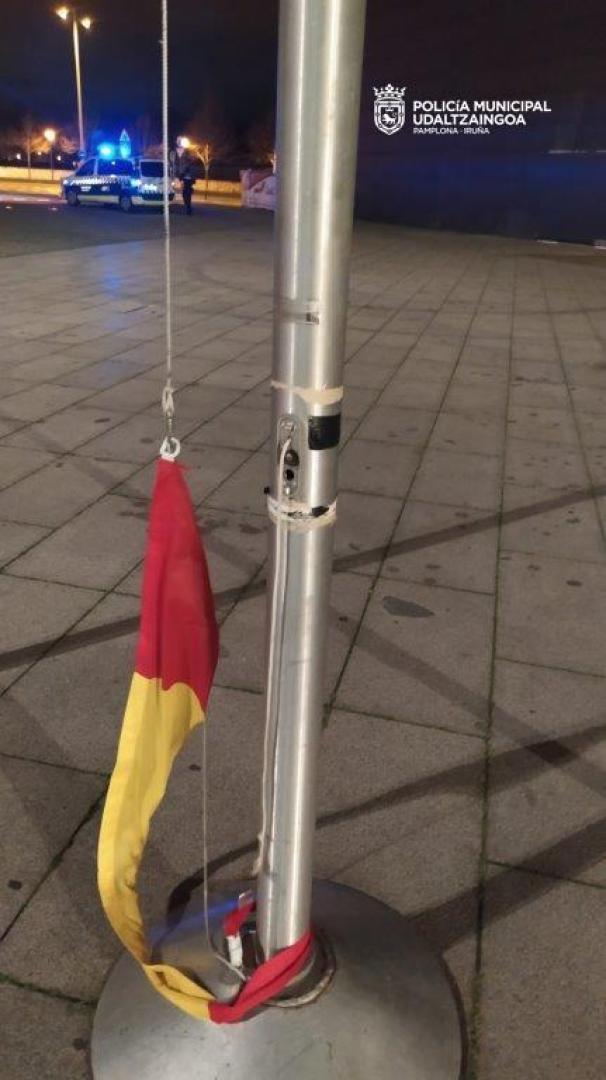La Policía Municipal informa que también se ha producido daños en el mecanismo de izado de la bandera