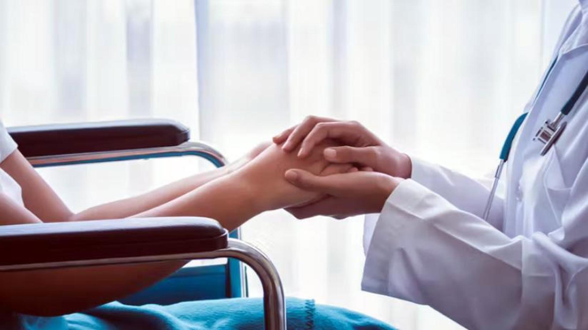 Paciente atendido por un sanitario
