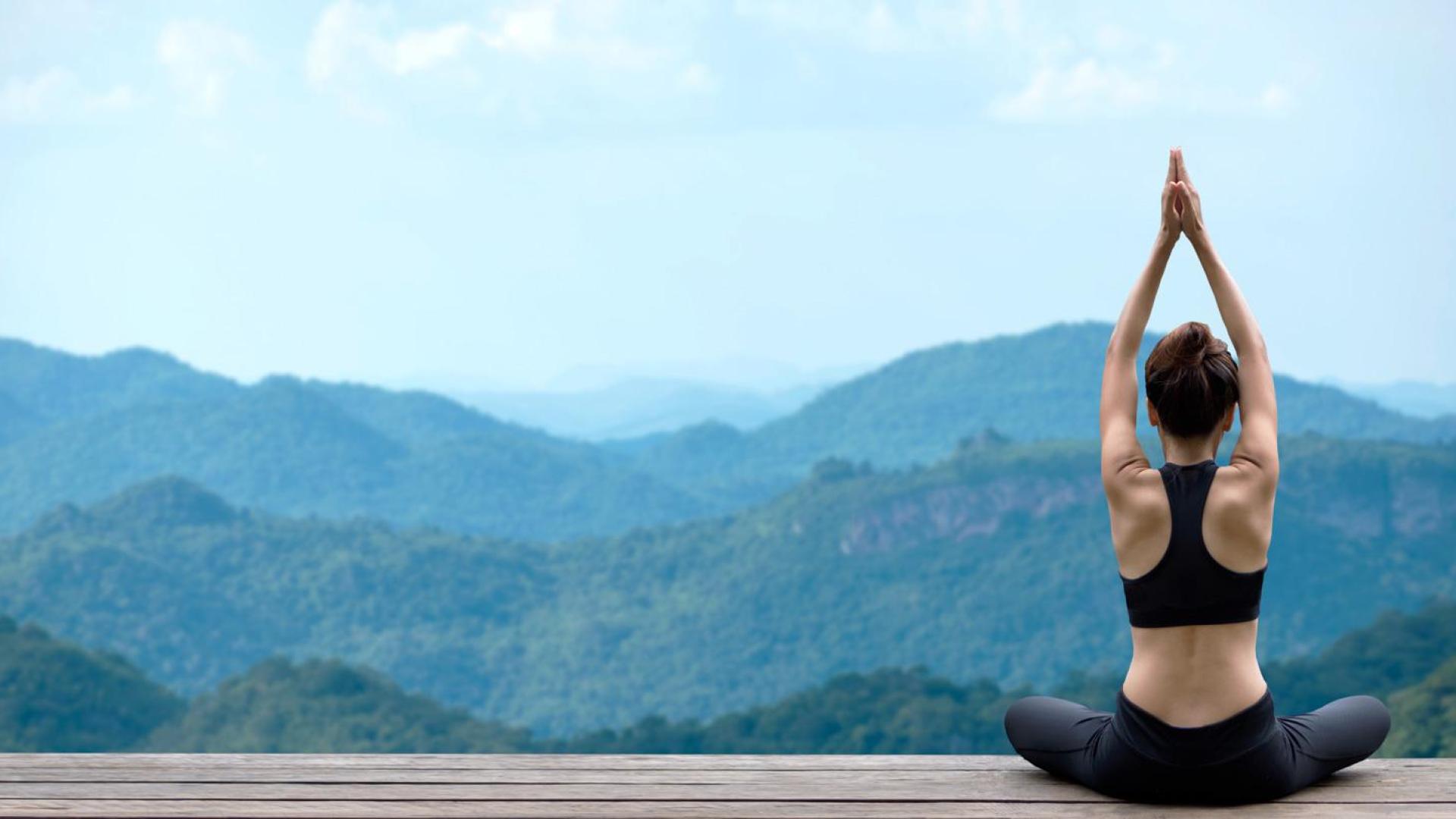 Mujer practicando yoga