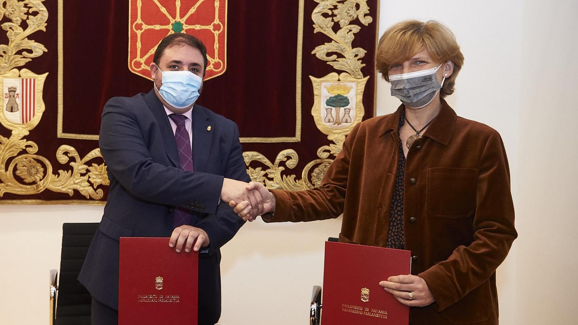 El presidente del Parlamento de Navarra, Unai Hualde, y la Rectora de la Universidad de Navarra, María Iraburu
