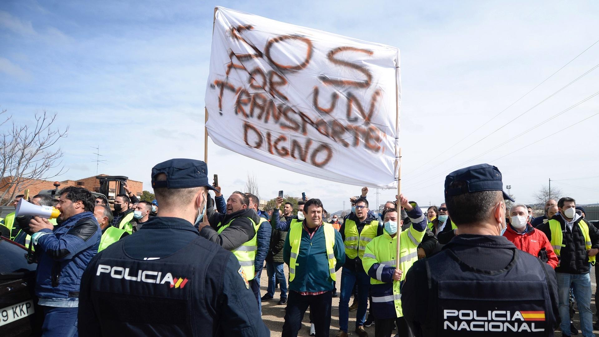 Protesta de un centenar de transportistas este viernes en un acto organizado en Valladolid al que ha asistido la ministra de Transportes del Gobierno, Raquel Sánchez